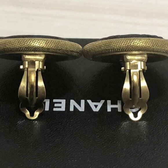 CHANEL CC Logo Black wood Round Clip-On Earrings Gold Tone 94P Auth w/Box - Picture 6 of 9